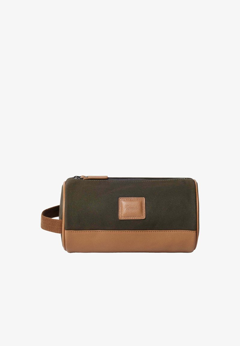 Trousse de toilette rectangulaire marron et vert olive avec fermeture éclair, accents en cuir, poignée latérale et étiquette cousue à l'avant.