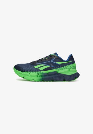 Reebok futócipők tengerészkék hálós felsőrésszel, zöld és fekete gumitalppal, valamint kék részletekkel. Texturált kialakítással és megerősített orral rendelkezik.