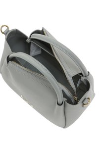 Borsa a tracolla in pelle grigia con dettagli in oro, dotata di due scomparti con zip e doppi manici. Esterno strutturato e interno liscio.