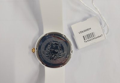 Kerek óra fekete számlappal, macska dizájnnal, ezüst kerettel és arany koronával. Fehér szilikon szíjjal rendelkezik és árképzés található rajta.