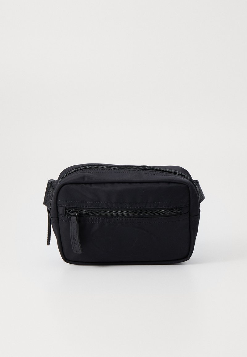 Borsa a tracolla nera in nylon con forma rettangolare, presenta una tasca frontale con zip e una texture morbida. Include una maniglia laterale per un facile trasporto.