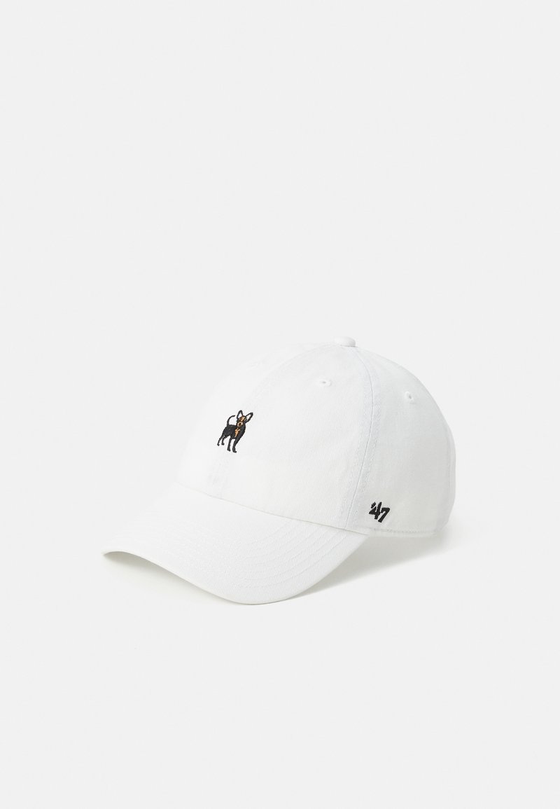 Gorra de béisbol blanca con un pequeño perro bordado en negro y marrón en la parte frontal y el texto '47' en el lado, mostrada sobre un fondo blanco liso.