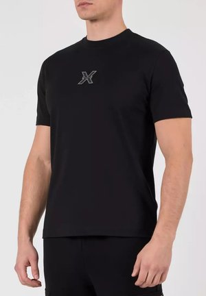 T-shirt nera a maniche corte realizzata in tessuto morbido, con un piccolo logo 'X' argentato al centro. Design semplice con scollo rotondo.