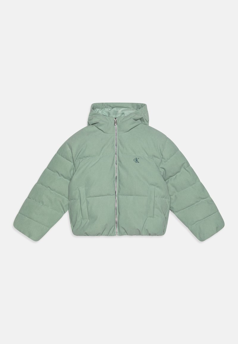 Veste matelassée vert clair avec capuche, manches longues, fermeture éclair à l'avant, poches latérales et petit logo sombre sur la poitrine gauche.