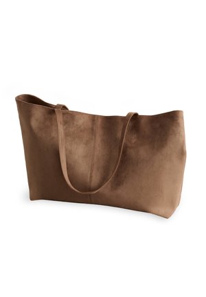 Stor brun ruskindstaske med to skulderremme og minimal syningsdetalje, sat op mod en hvid baggrund.
