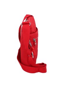 Rød stof crossbody taske med en tekstureret overflade, lynlås-lukning og justerbar rem. Har en lille dekorativ vedhæng fastgjort.