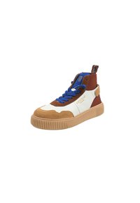 Baskets montantes présentant un mélange de cuir blanc, de daim marron et de lacets bleus. Semelle texturée avec des détails en relief et un accent de logo.