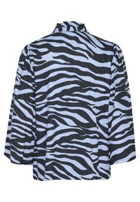 Blusa avvolgente a motivo zebra in blu chiaro e nero. Presenta un colletto alto e maniche ampie e morbide. Tessuto liscio con un leggero lucido.