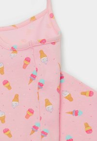 Růžový top bez rukávů se vzorem zmrzlinových kornoutů v různých barvách, s žebrovanou texturou a tenkými ramínky.