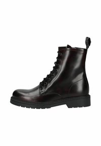Bota corta de cuero negro con acabado liso, con punta redondeada, diseño con cordones y una suela resistente de goma negra.