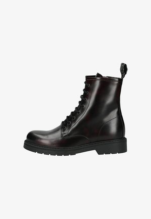 Bota corta de cuero negro con acabado liso, con punta redondeada, diseño con cordones y una suela resistente de goma negra.