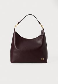 Borsa in pelle borgogna con forma curva, accessori in oro e manico corto. Presenta un logo discreto e una superficie liscia.