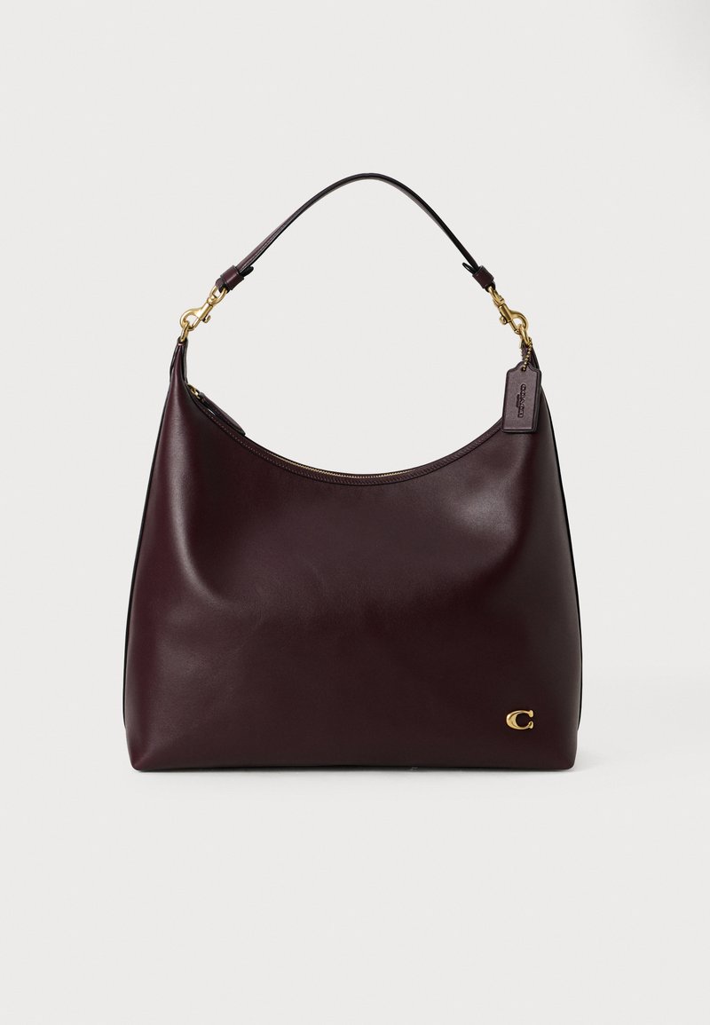 Borsa in pelle borgogna con forma curva, accessori in oro e manico corto. Presenta un logo discreto e una superficie liscia.
