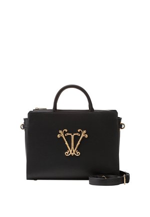 Zwarte gestructureerde handtas met bovenhengsel, afneembare schouderriem en goudkleurig sierlijk decoratief embleem aan de voorkant.