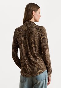 Smešasti smeđi košulja s uzorkom paisley, dugih rukava i kragnom na dugme, sa glatkom teksturom i blistavim sjajem. Prikazan stražnji pogled.