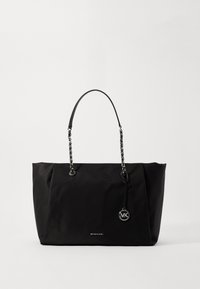Borsa a spalla nera realizzata in nylon con una texture liscia. Presenta un manico decorato con catena, un ciondolo con logo e un design spazioso e strutturato.