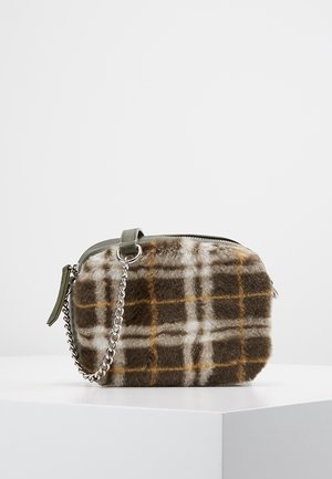 Mała prostokątna torebka z brązowym, białym i pomarańczowym wzorem kratki z futerkiem syntetycznym, srebrnym łańcuszkiem na ramię i zielonym skórzanym uchwytem suwaka, na białej powierzchni.