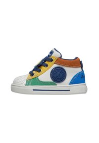 Baskets blanches avec des accents colorés en bleu, vert, jaune et marron. Présente des motifs texturés et un logo rond sur le côté.