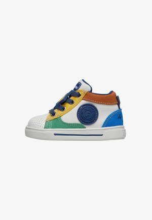 Weiße Sneaker mit farblichen Akzenten in Blau, Grün, Gelb und Braun. Mit strukturierten Mustern und einem runden Logo an der Seite.
