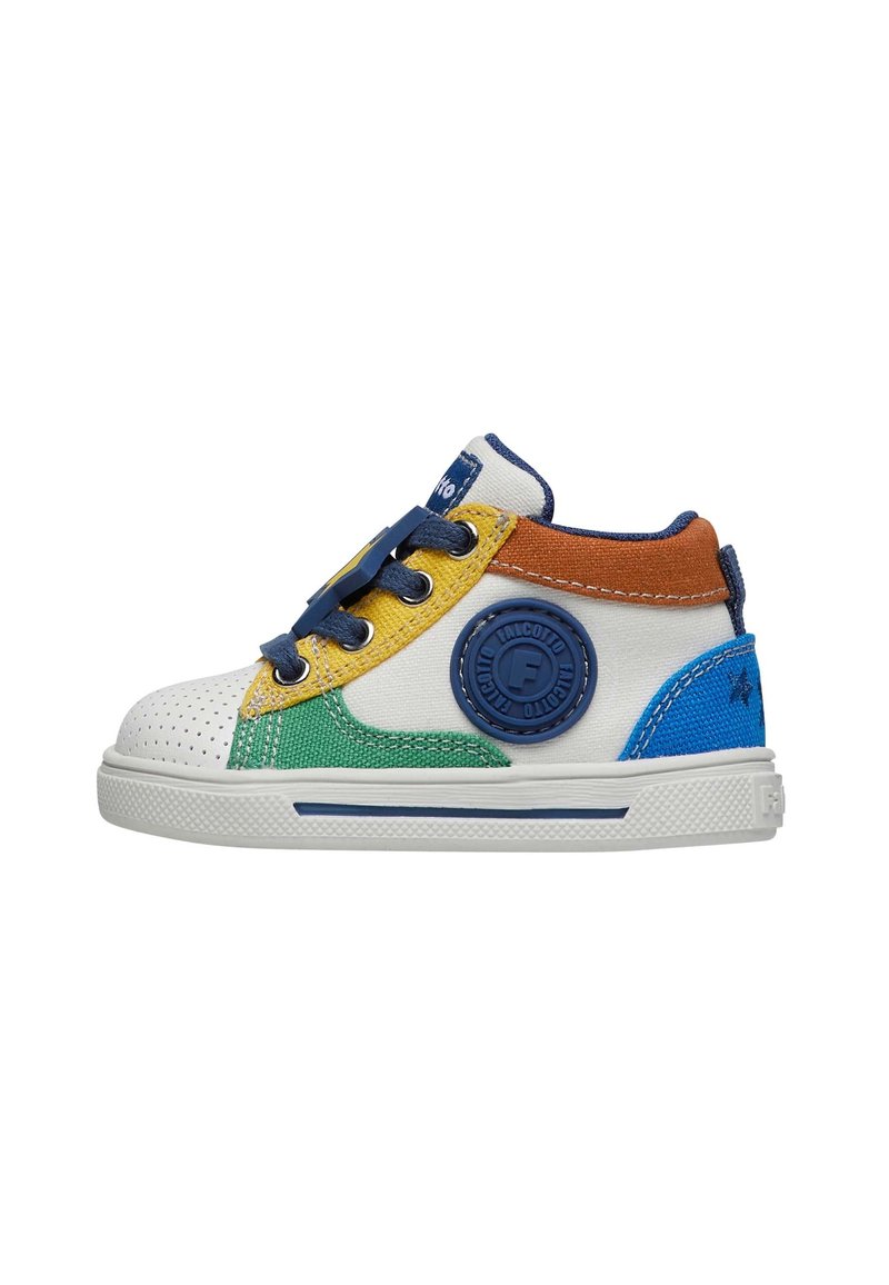 Baskets blanches avec des accents colorés en bleu, vert, jaune et marron. Présente des motifs texturés et un logo rond sur le côté.