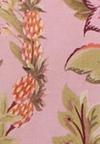 Tissu floral avec un fond rose, des motifs d'ananas orange, des accents de feuillage vert et des motifs de feuilles détaillés. Texture lisse.