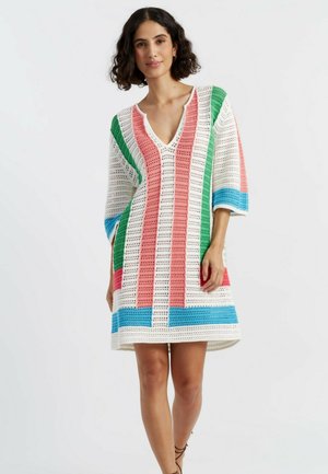 Abito in crochet bianco con strisce verticali verdi, rosa e blu. Presenta un collo a V e maniche a tre quarti, con una vestibilità rilassata.