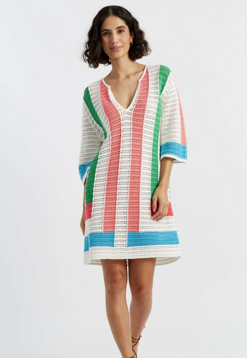 Abito in crochet bianco con strisce verticali verdi, rosa e blu. Presenta un collo a V e maniche a tre quarti, con una vestibilità rilassata.