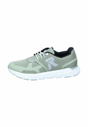 Chaussure de sport en maille vert clair avec semelle en caoutchouc blanc, présentant des accents gris et un logo sur le côté. Design à lacets et col rembourré.