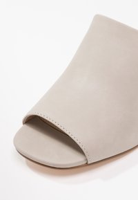 Miss Selfridge Slip-ins med hög sula - grey