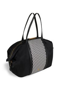 Sac fourre-tout en nylon noir avec un design géométrique gris et blanc à motifs sur le devant, accentué par des finitions en cuir noir et des accessoires en or.