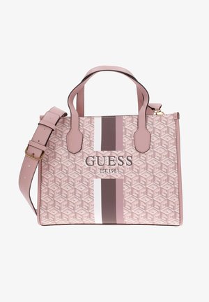 Sac à main rose Guess avec motif géométrique, double poignée, bandoulière réglable et rayures verticales blanches et mauves à l'avant.