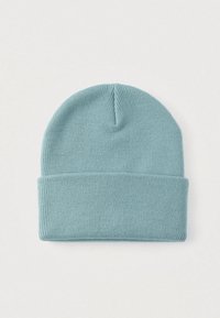 Πλεκτός σκούφος σε ανοιχτό γαλάζιο χρώμα. Διαθέτει διπλωμένη περίμετρο και λεία υφή με στρογγυλεμένη κορυφή. Κατάλληλος για ζεστή χρήση και καθημερινή χρήση.