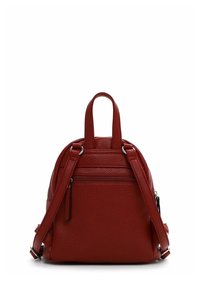 Zaino in pelle rossa con finitura testurizzata, due manici superiori, spallacci regolabili e una tasca anteriore con zip. Design compatto e strutturato.