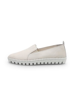 Scarpa slip-on beige chiaro con tomaia in pelle liscia, suola in gomma bianca e cuciture visibili lungo il perimetro.