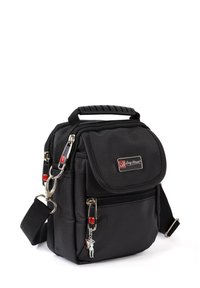 Zwarte nylon tas met een gestructureerde afwerking, dubbele ritsen, voorflap, draaghandvat en verstelbare schouderband. Beschikt over rode accenten en decoratieve bedels.