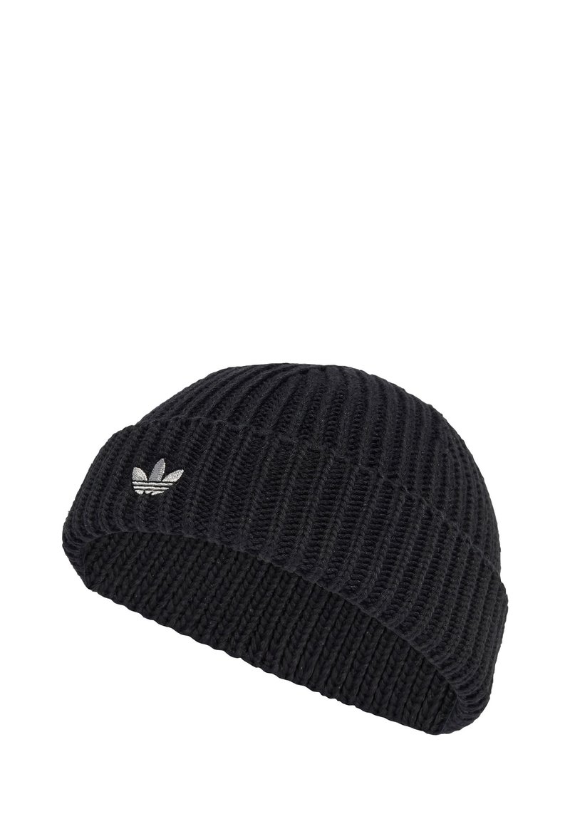 Čierna pletená čiapka s ryhovaným vzorom, ktorá má prehnutý okraj a malé vyšívané logo v striebornej farbe. Vyrobená z texturovanej priadze pre väčšie teplo.