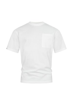 T-shirt blanc uni à manches courtes avec un col rond et une seule poche poitrine du côté gauche.
