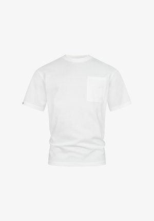 T-shirt blanc uni à manches courtes avec un col rond et une seule poche poitrine du côté gauche.