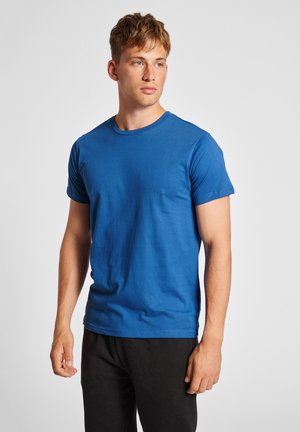 Blauwe crew neck T-shirt gemaakt van katoen, met korte mouwen en een reguliere pasvorm. Gladde textuur zonder zichtbare patronen of accenten.