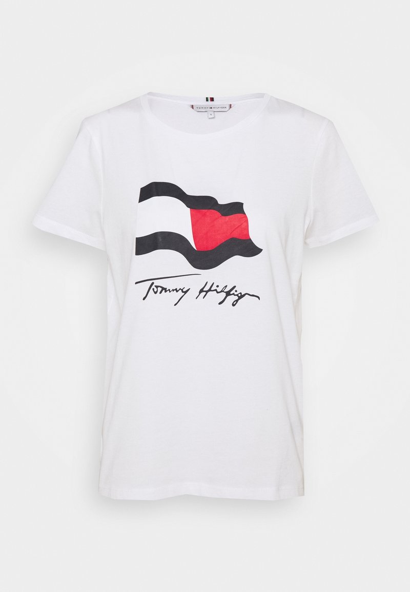 Camiseta de algodón blanca con un gráfico de una bandera ondeando en negro, rojo y blanco, con el texto "Tommy Hilfiger" impreso debajo.