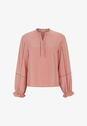 Svetloružová blúzka s okrúhlym výstrihom, gombíkovou légou a dlhými rukávmi. Má zberané manžety a jemné švy.