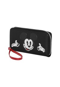 Cartera negra con cremallera y una correa para la muñeca roja, que presenta un gran gráfico de Mickey Mouse y acentos blancos. Hecha de material sintético.