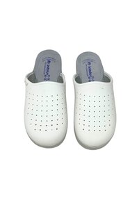 Zoccoli bianchi con design perforato, realizzati in materiale morbido. Presentano una soletta grigia imbottita con logo blu e apertura posteriore per una facile vestizione.