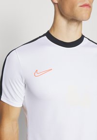 Nike Performance TOP  - Camiseta deportiva - white/black/bright crimson