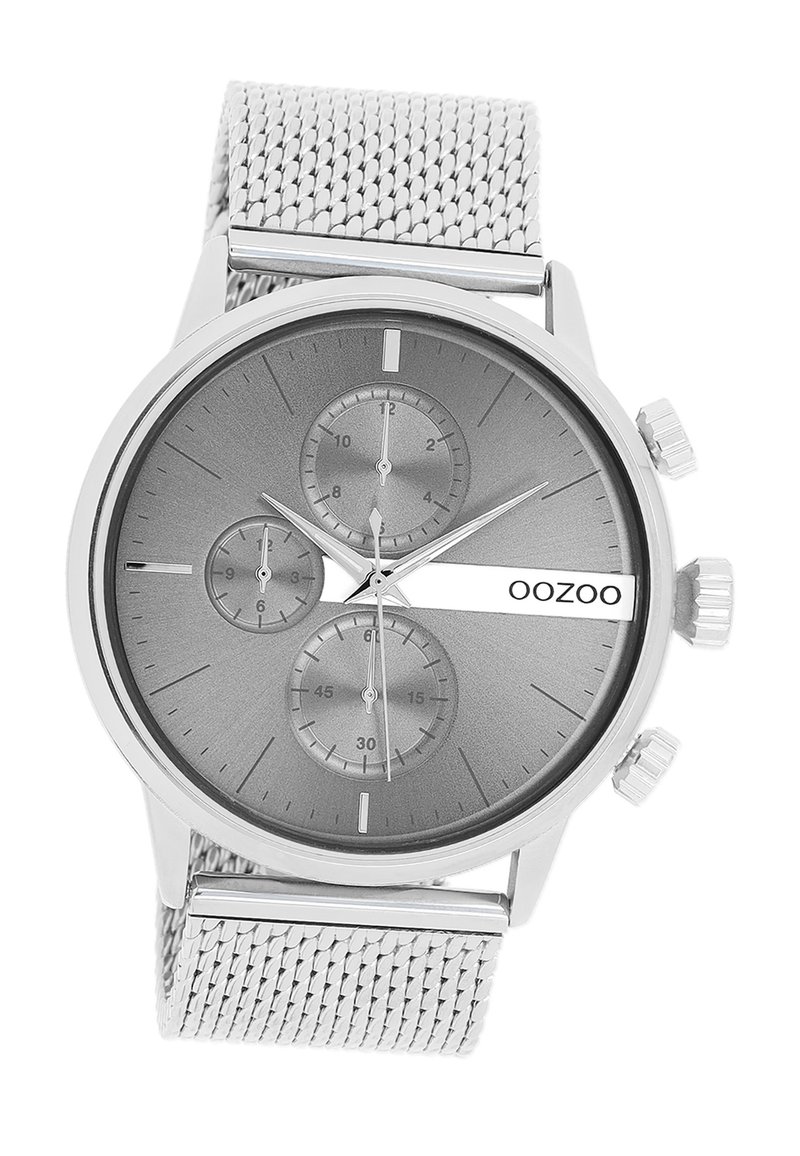 Montre avec bracelet en mailles argentées, affichant un cadran gris avec trois sous-cadrans, des index horaires argentés et un logo de marque bien en vue. Design épuré et moderne.