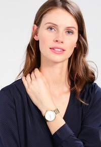 Nixon KENSINGTON - Montre - gold-coloured/soft pink