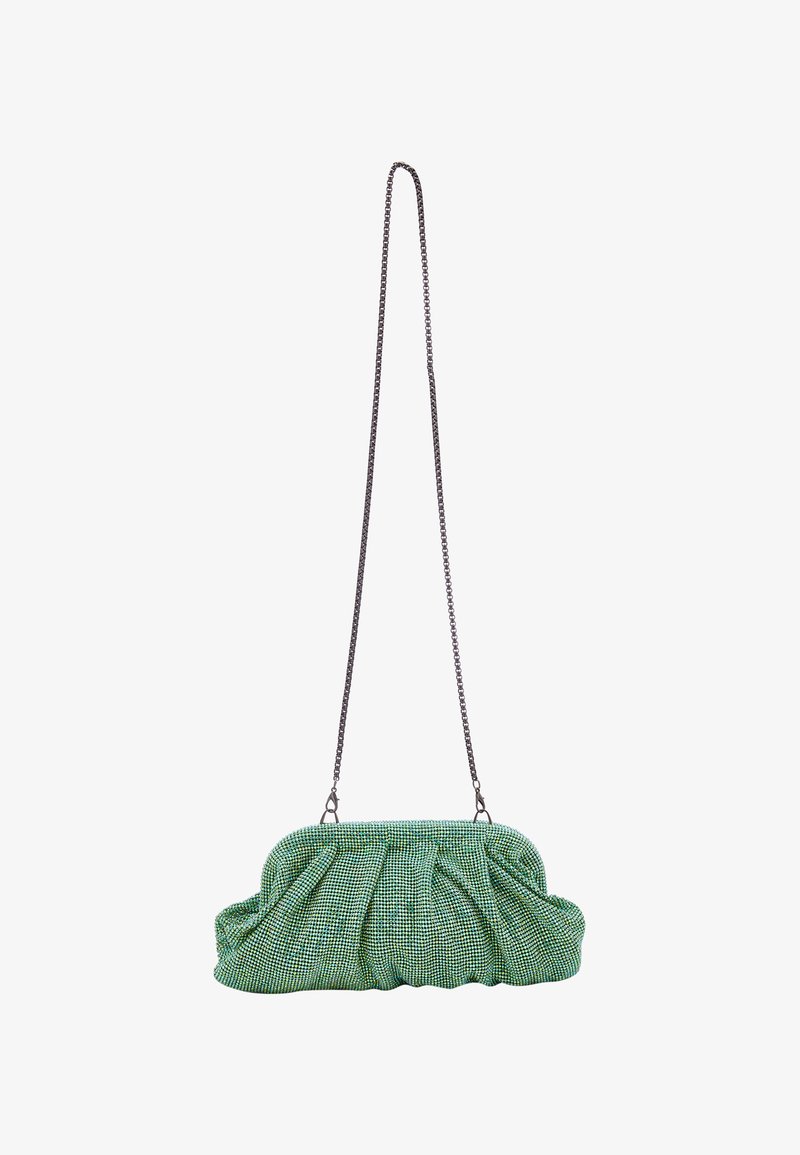 Grønternet clutchtaske med en samlet design. Har en sort kædestrop. Fremstillet af et tekstureret stof.