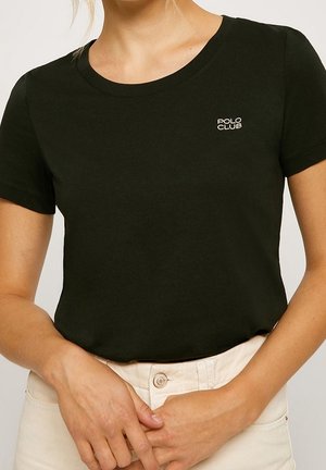 T-shirt en coton vert foncé avec un col rond, des manches courtes, et un logo blanc "POLO CLUB" brodé sur le côté supérieur gauche. Texture lisse.
