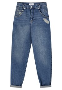 Jean en denim bleu taille haute avec revers roulés et patchs usés sur les poches avant et la cuisse.