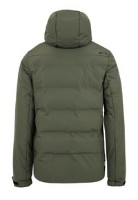 Chaqueta acolchada verde oliva con capucha, que presenta un diseño acolchado, cierre a presión en los puños y un logo en la parte superior de la espalda. Textura suave.